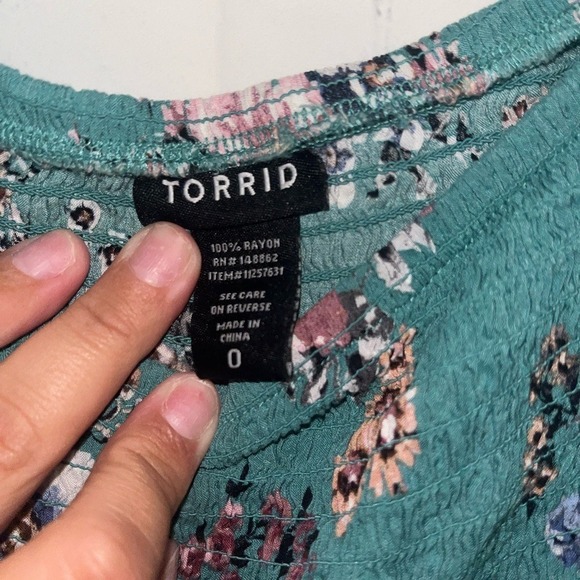 Torrid Floral Print Off Shoulder Smocked Bell Sleeve Top Teal Green Size 0 - Picture 3 of 3